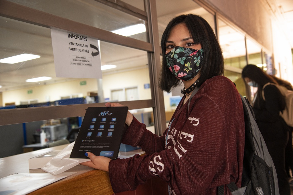 Esta imagen tiene un atributo ALT vacío; su nombre de archivo es AGOSTO-15_2022-ENTREGA-DE-TABLETAS-20220815_2092-1024x681.jpg